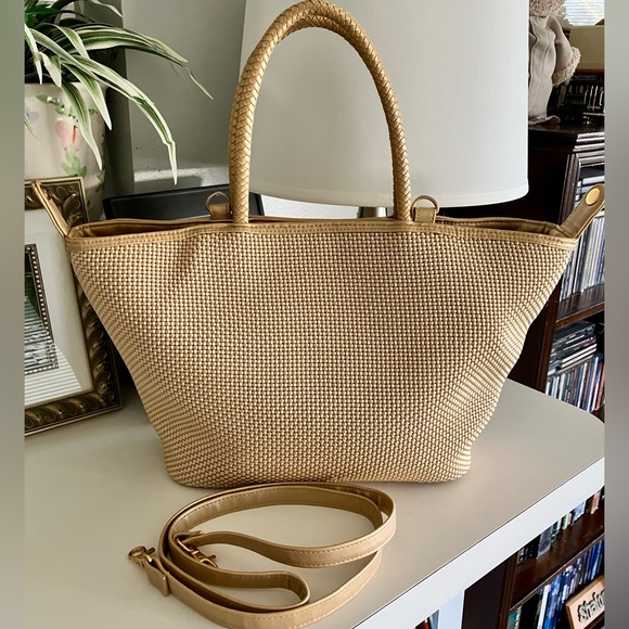 Worthington Gold Woven Crossbody Bag, Beautiful Golden Color, adjustable Sizes. - Picture 5 of 16